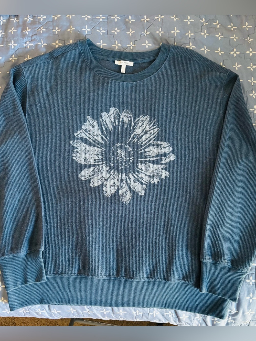 Women’s Maurices Blue Daisy Graphic Ribbed Sweatshirt Size Large New w/o
Tags